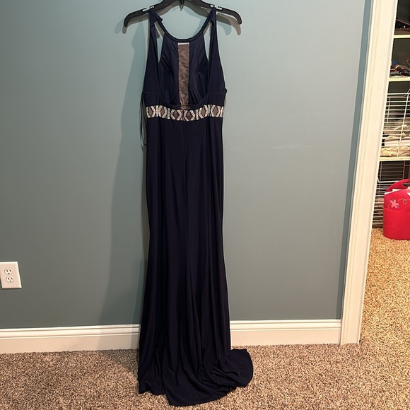 XSCAPE PROM DRESS IN NAVY BLUE SIZE 6. - Picture 9 of 10